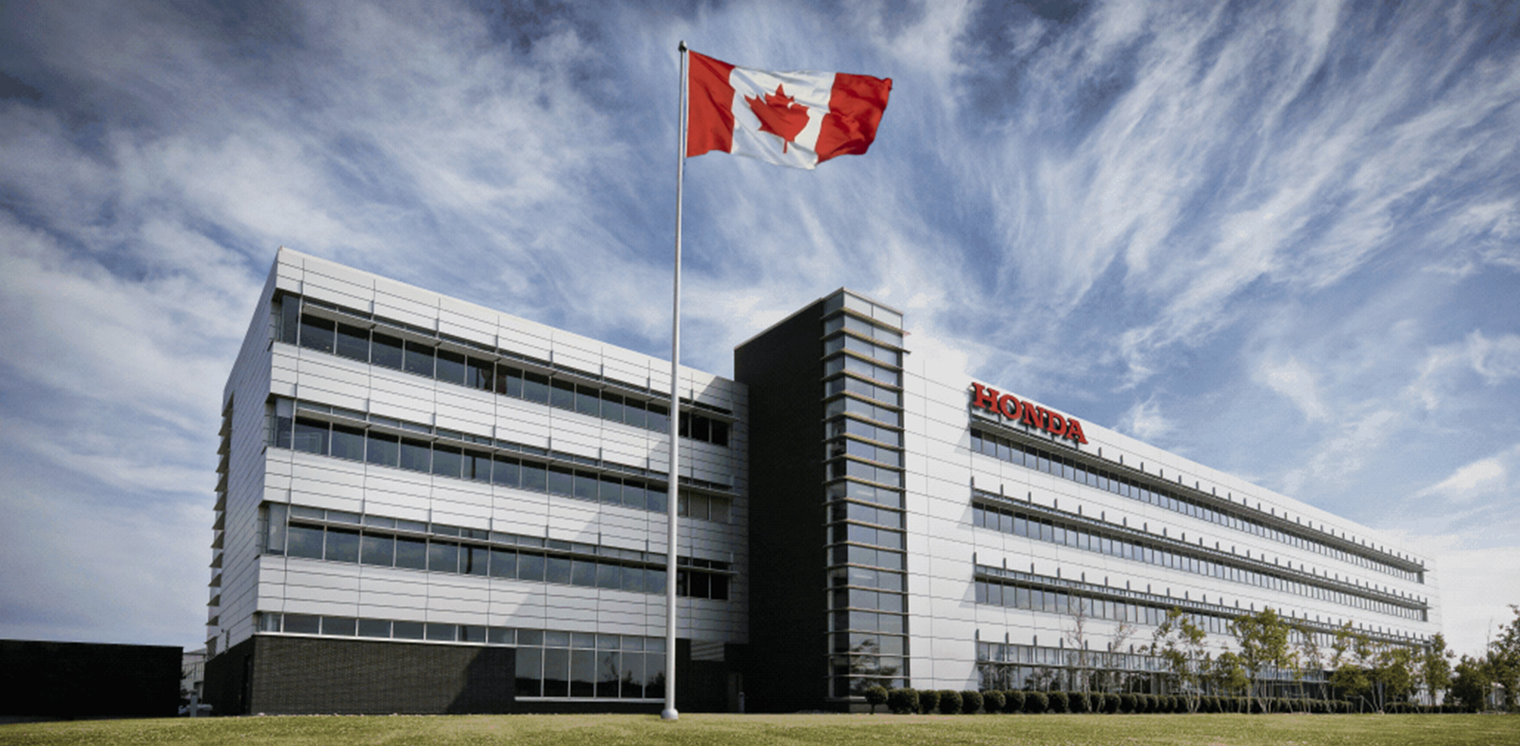 Siège social de Honda Canada, drapeau canadien battant au vent.